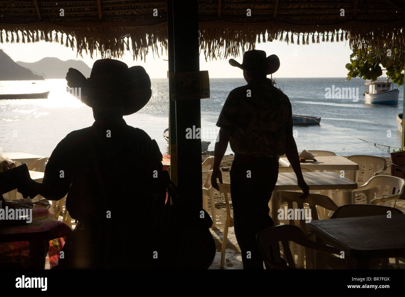 Serveurs portant des chapeaux de paille travailler dans un restaurant de  plage à Taganga Colombie Photo Stock - Alamy
