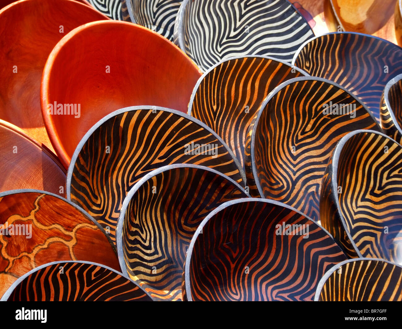 Bols en bois fait main taillée dans le bois d'arbres indigènes africaines Banque D'Images