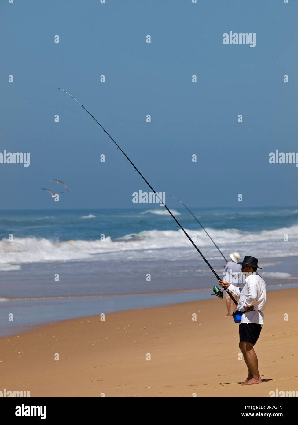 Pêche en mer à partir de la plage de 90 mile beach, Australie victoria Banque D'Images