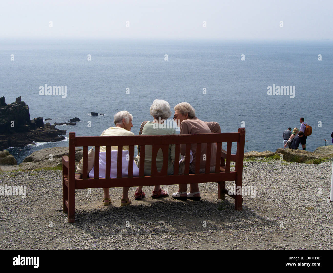 Trois vieilles dames sur un banc Photo Stock - Alamy