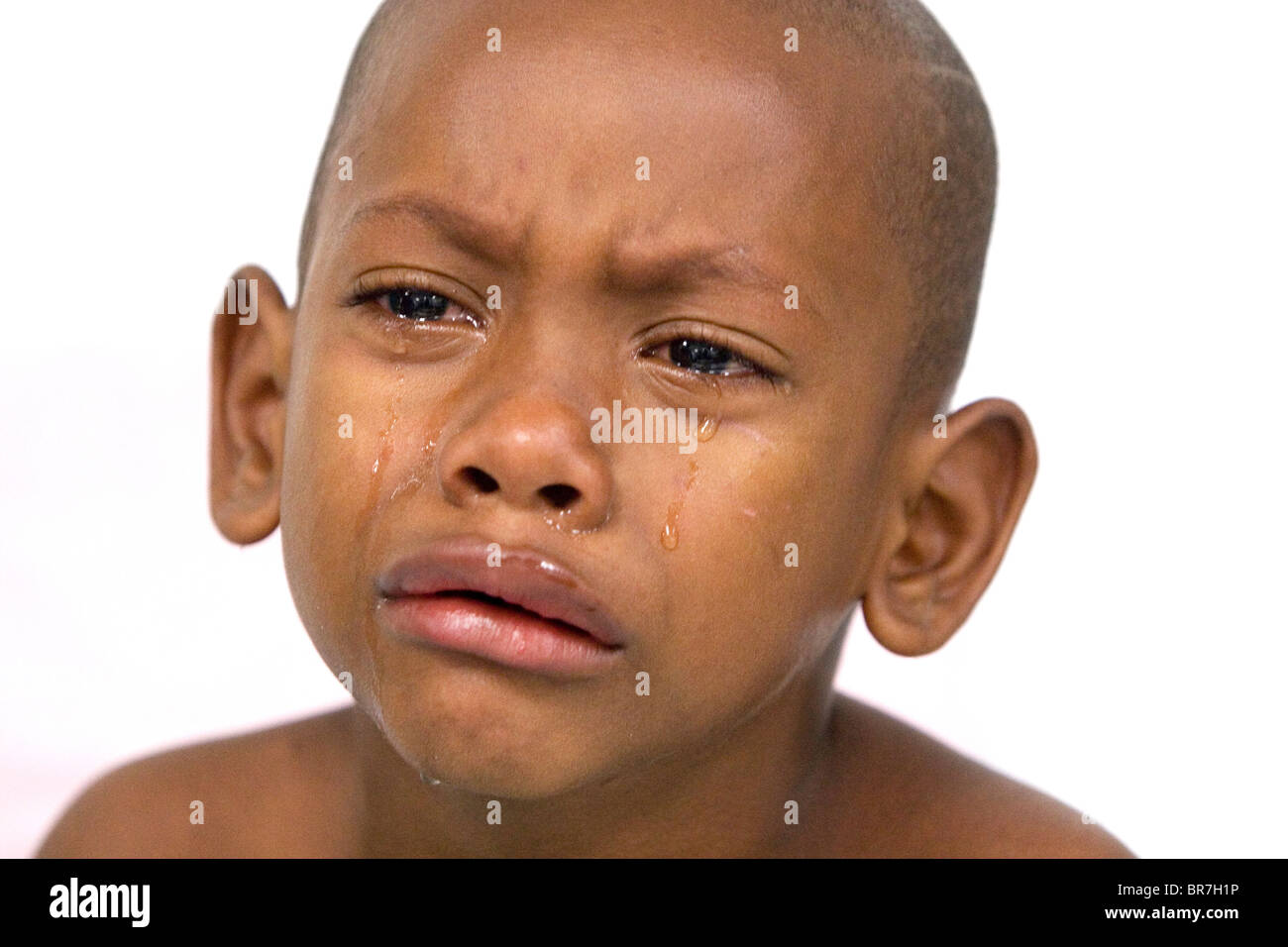 Un enfant pleure équatorien après le réveil de la chirurgie à ...