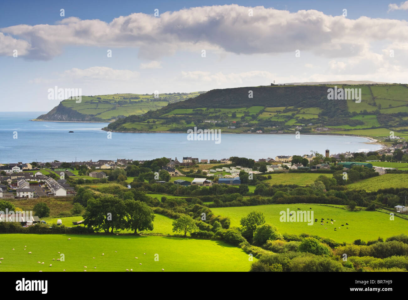 Le village de Carnlough et l'est le comté d'Antrim Coast vu d'un point de vue près de recoins Falls, l'Irlande du Nord Banque D'Images