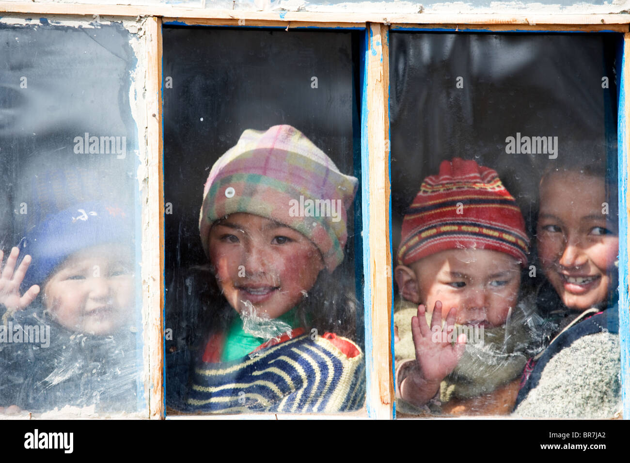 Les enfants kazakhs dans le domaine Bogdt Tavan. Banque D'Images