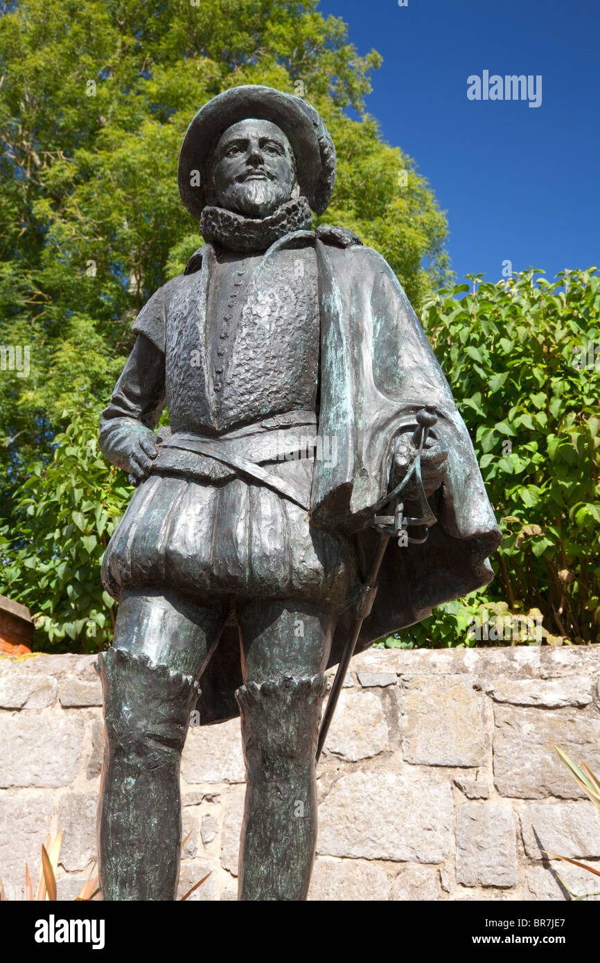Statue de Sir Raleigh est l'eau, localisation, Devon Banque D'Images