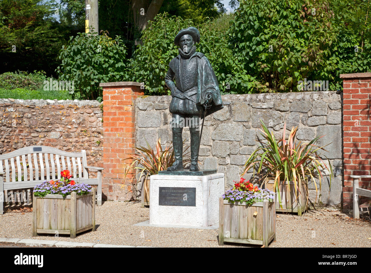 Statue de Sir Raleigh est l'eau, localisation, Devon Banque D'Images