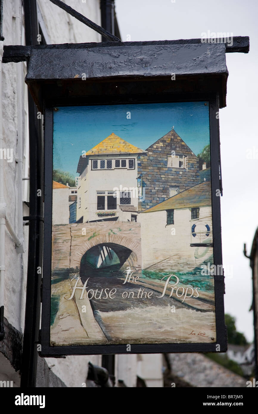 Enseigne de pub à l'extérieur de la maison sur les props' pub, dans le village traditionnel de pêcheurs de Cornouailles Polperro UK Banque D'Images