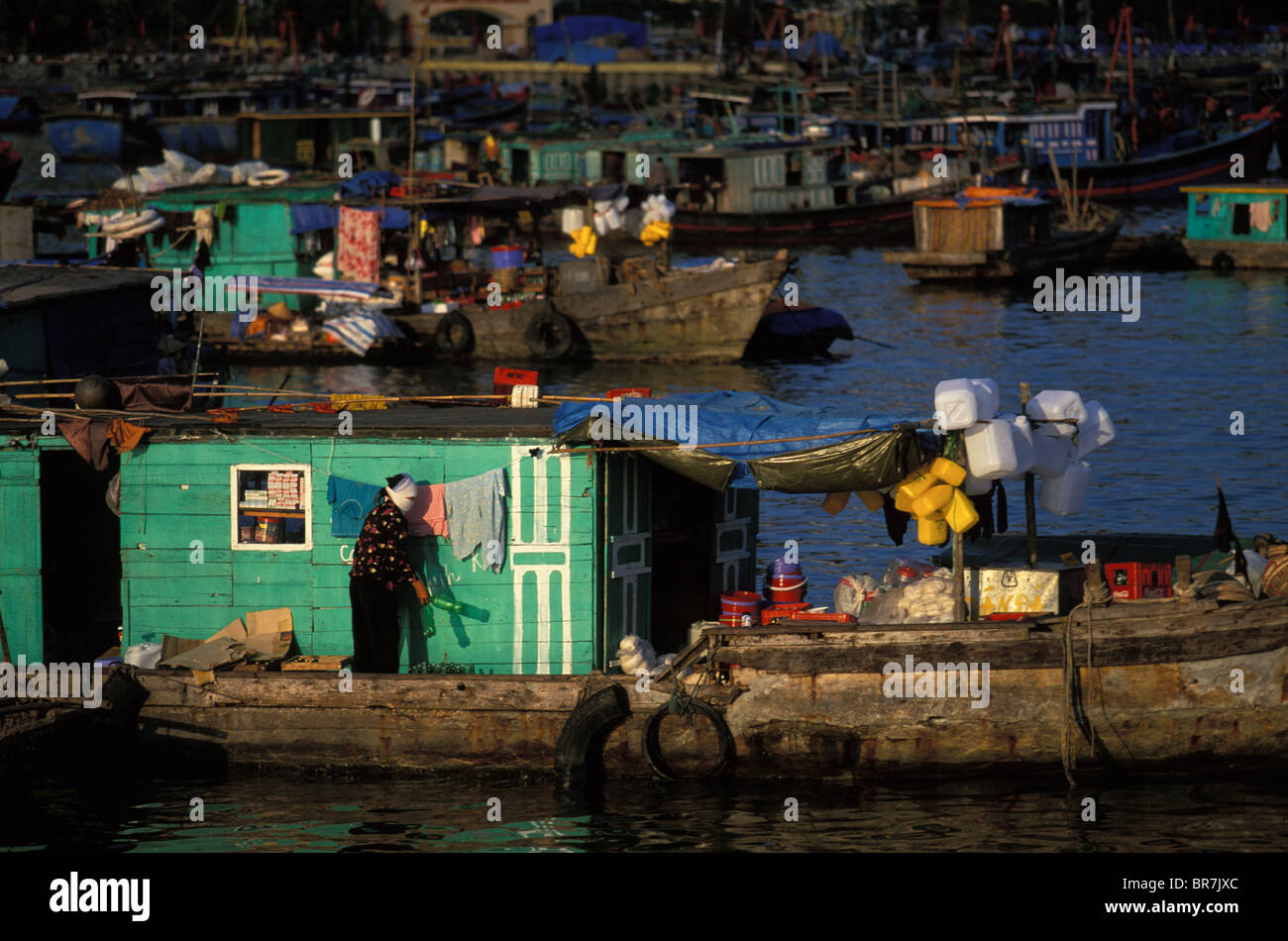 Des gens qui travaillent sur les bateaux d'ordure à Cat Ba Vietnam. Banque D'Images