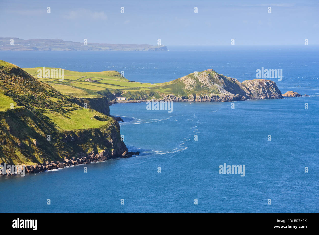 Torr Head avec Rathlin Island derrière de la pittoresque route côtière, Cushendun dans le comté d'Antrim, en Irlande du Nord Banque D'Images