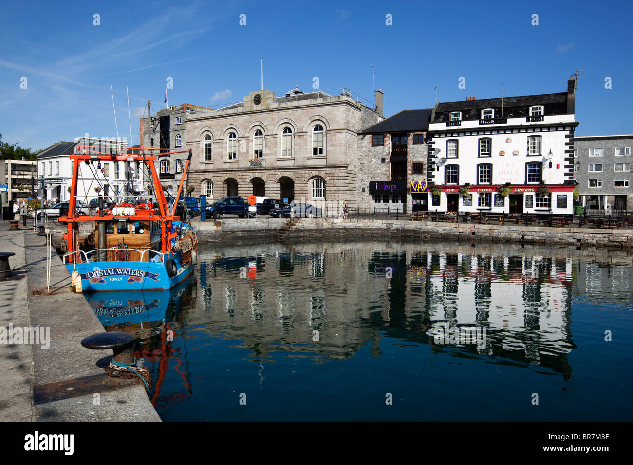 L'Ancienne Douane et les trois couronnes pub sur Sutton Harbour dans le quartier de Barbican de Plymouth Banque D'Images
