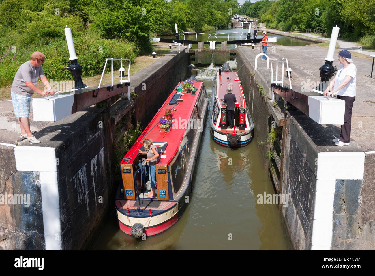Deux [Bateaux] étroit entre dans une serrure sur le [Grand Union Canal) dans la région de Hatton Warwickshire Banque D'Images