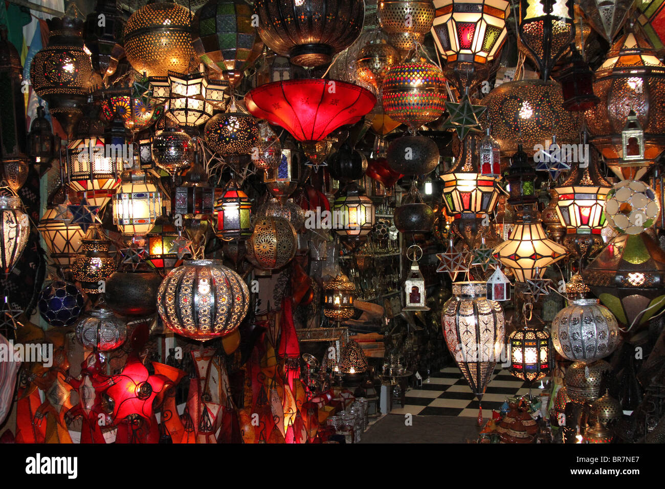 Lampes lanternes marocaines ou a en place Jemaa El Fna, Marrakech Photo  Stock - Alamy