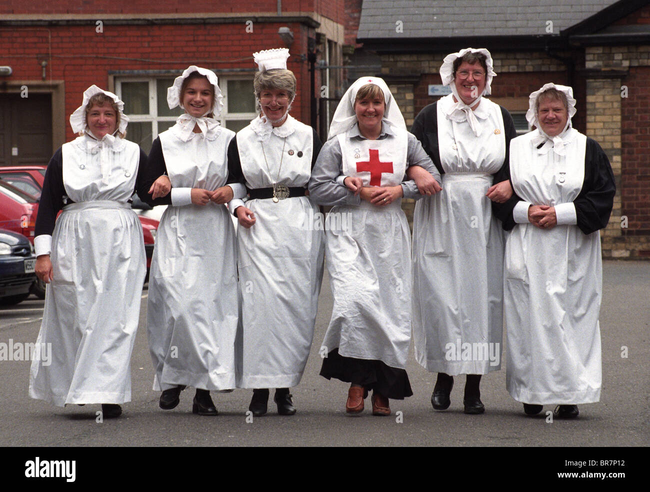 Les infirmières et infirmiers habillés en uniformes de la passé à l'Hôpital Royal de Wolverhampton en 1997 Banque D'Images