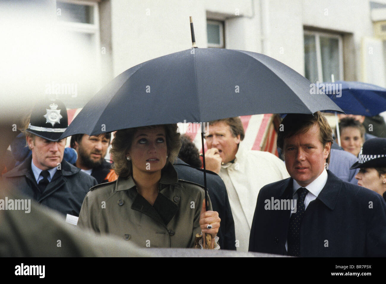 La princesse Diana sous parapluie avec garde du corps de police Ken Wharfe  avec James Whitaker Daily Mirror correspondant royal derrière 1987 Photo  Stock - Alamy