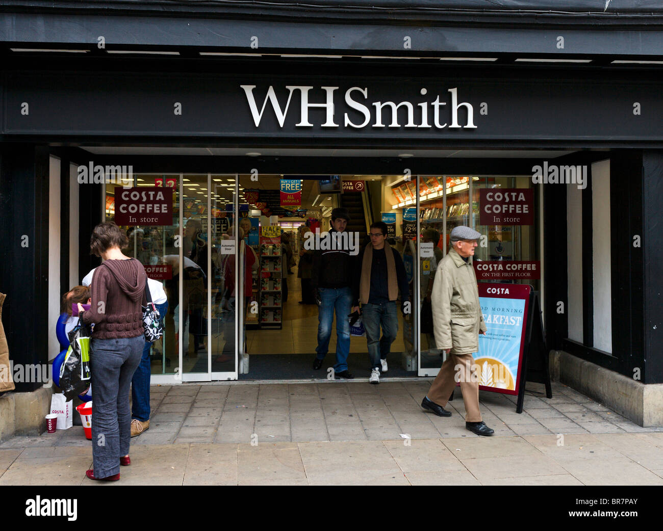 W H Smith dans le centre-ville de Chester, Cheshire, Angleterre, RU Banque D'Images