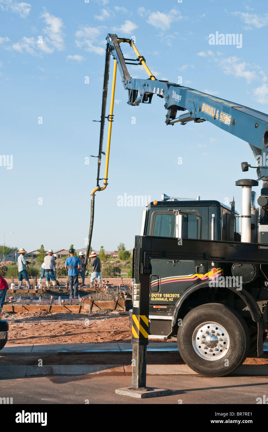 Le béton est pompé pour la fondation d'une nouvelle maison en construction dans l'Arizona. Banque D'Images