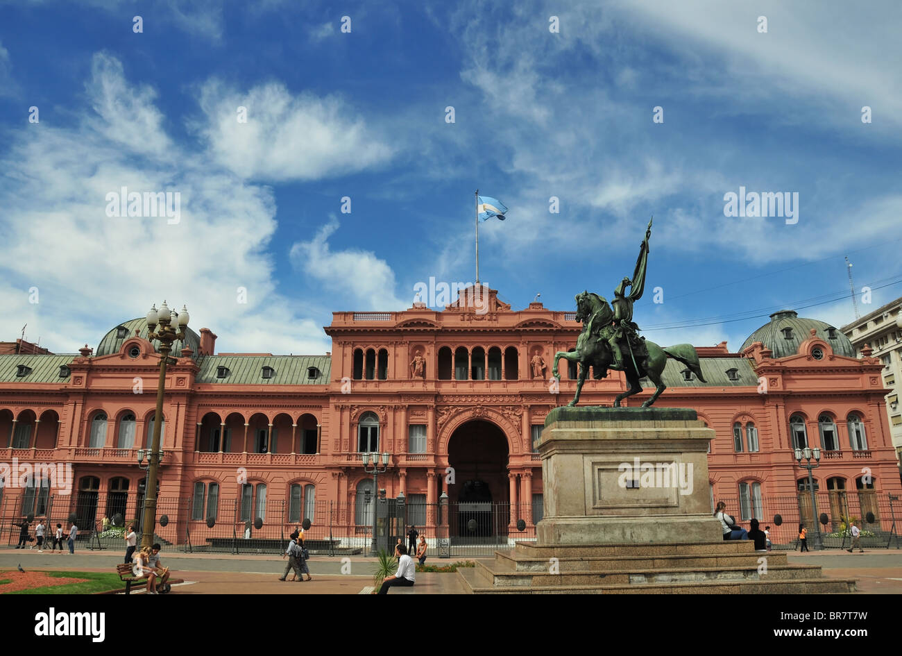Cheval en bronze statue du général Manuel Belgrano, face à la Casa Rosada (Maison Rose', 'côté est de la Plaza de Mayo, Buenos Aires Banque D'Images