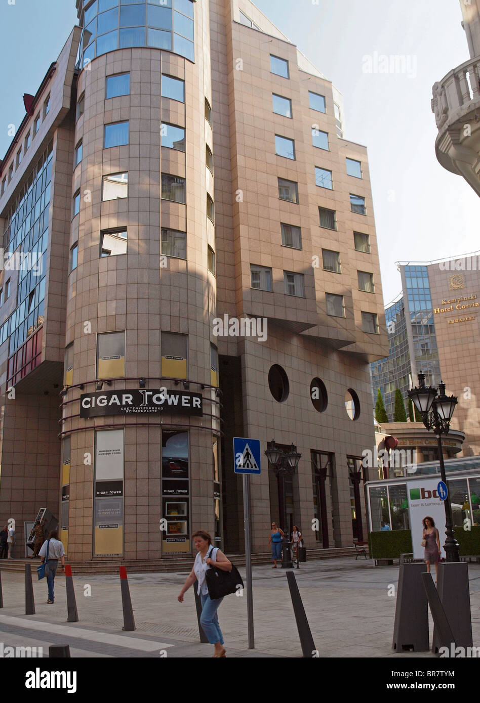 La tour de cigare. Un bâtiment moderne à Budapest, Hongrie. Le Kempinski Cigar Tower est rattaché à l'Hôtel Kempinski Corvinus. Banque D'Images