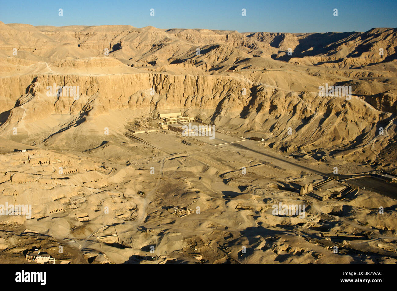 Vue aérienne de Deir el Bahri et tombes, Cisjordanie, Luxor, Egypte Banque D'Images