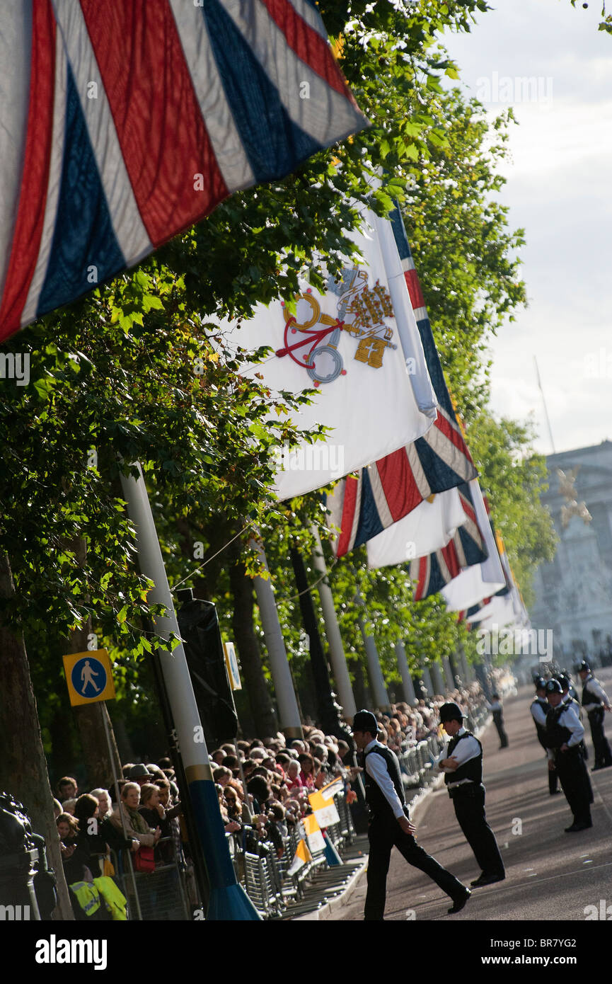 Saint Père, le Pape Benoît XVI transmet le Mall, Londres dans le cadre de sa visite d'État en Angleterre et en Écosse. Banque D'Images