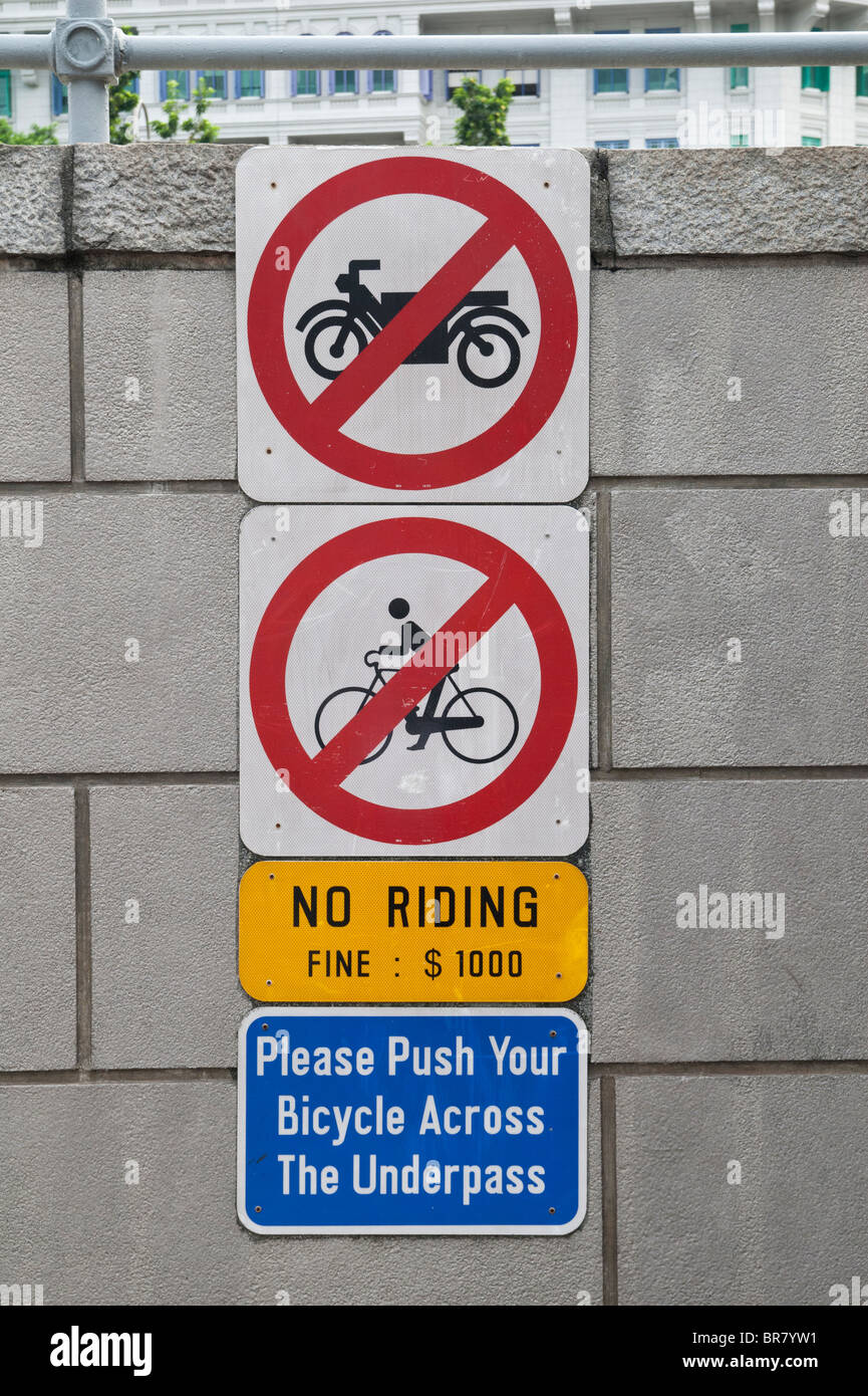 Pas de vélo et pas de motos signe sur l'entrée d'un passage souterrain pour piétons en friendly Singapour Banque D'Images