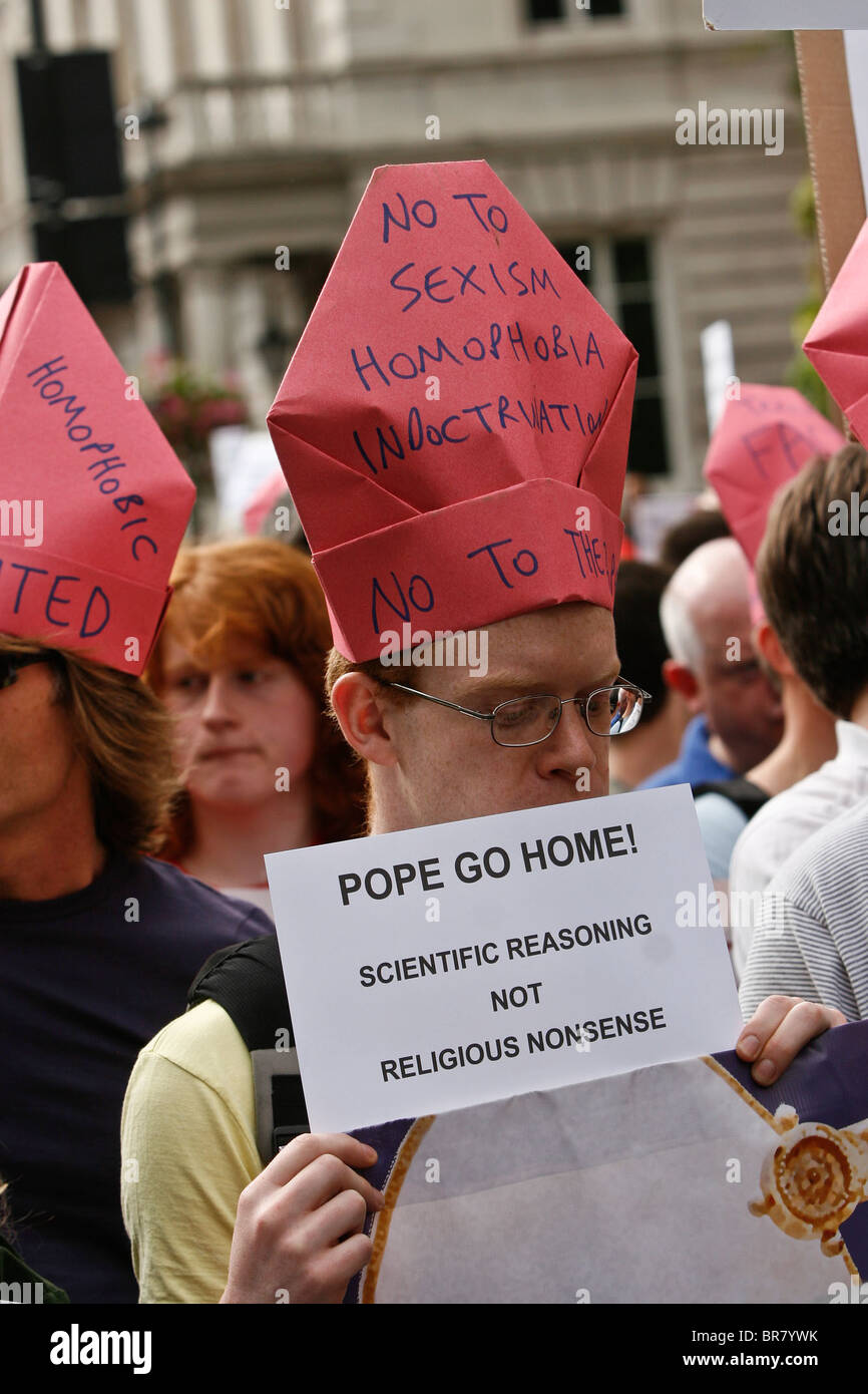 Autour de 10 000 manifestants dans les rues de Londres contre la visite du pape en Grande-Bretagne Banque D'Images