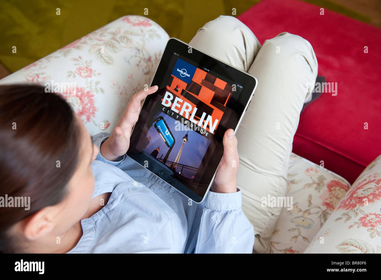 Femme à l'aide de l'ordinateur tablette iPad pour lire des livres électroniques de voyage Berlin Banque D'Images