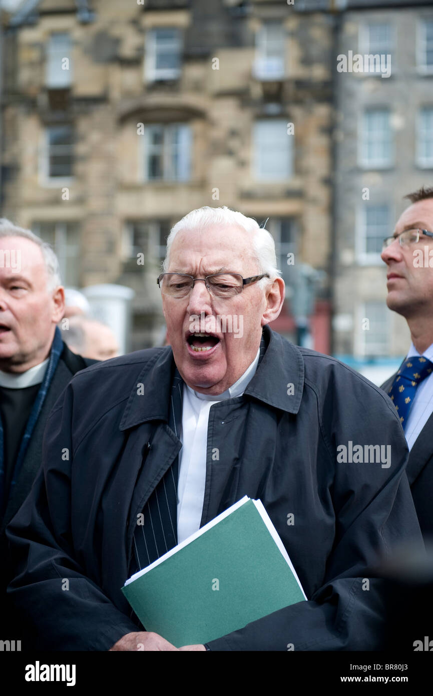 Ian Paisley chante avec foule dans Grassmaket d'Édimbourg est le jour de la visite du Pape, le 16 septembre 2010 16/09/2010 Banque D'Images