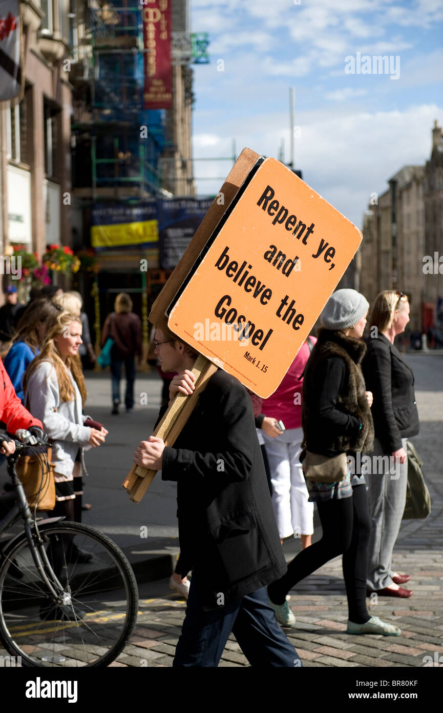 Manifestant sur le Royal Mile, Edinburgh le jour de la visite du Pape, le 16 septembre 2010 16/09/2010 Banque D'Images