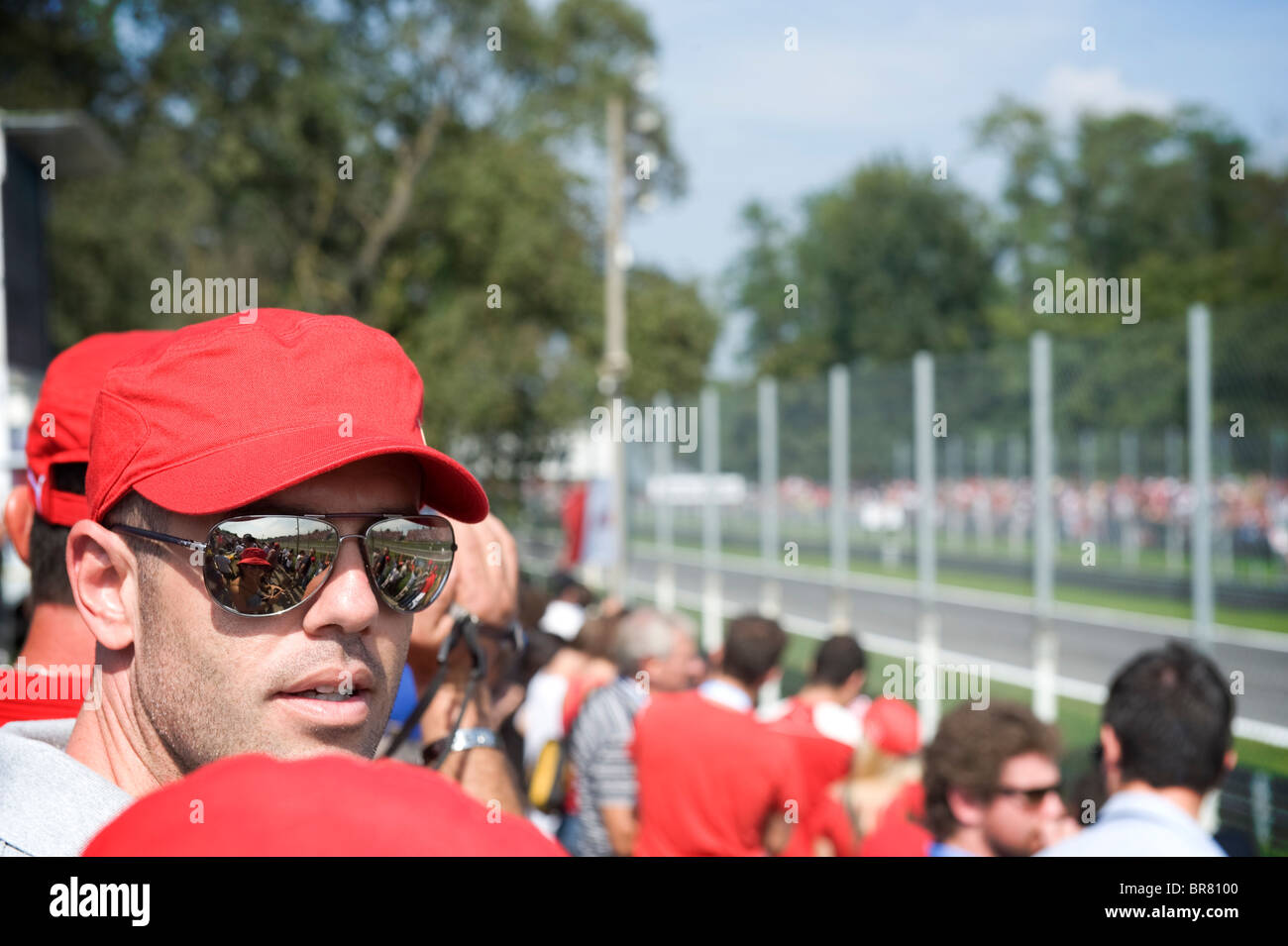 Reflet dans un fan's lunettes de soleil à la 2010 Grand Prix de Formule 1 à Monza, Italie. Banque D'Images