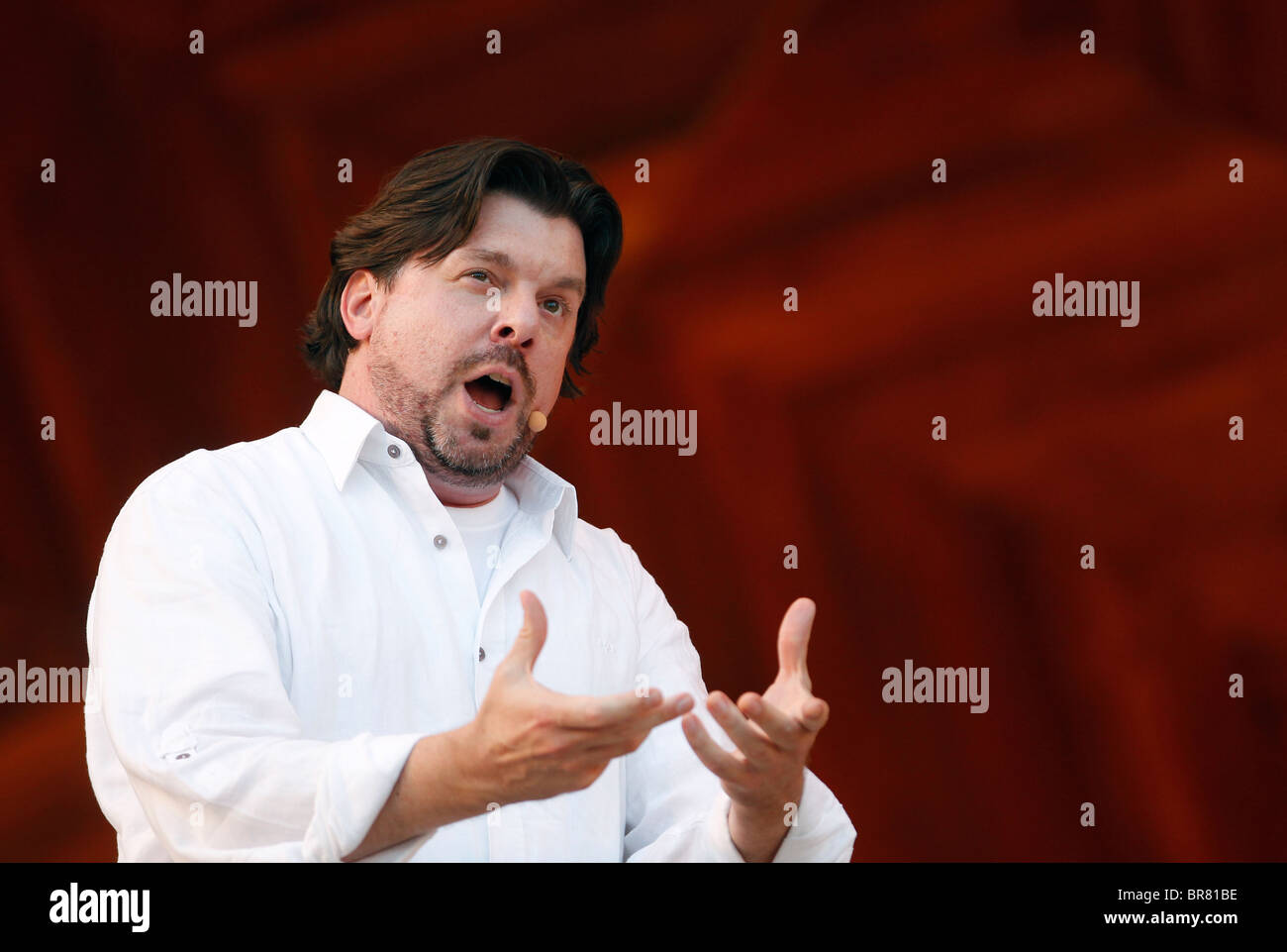 Richard Crawley effectue un air de Tosca avec le Boston Landmarks Orchestre du Hatch Shell à Boston Banque D'Images