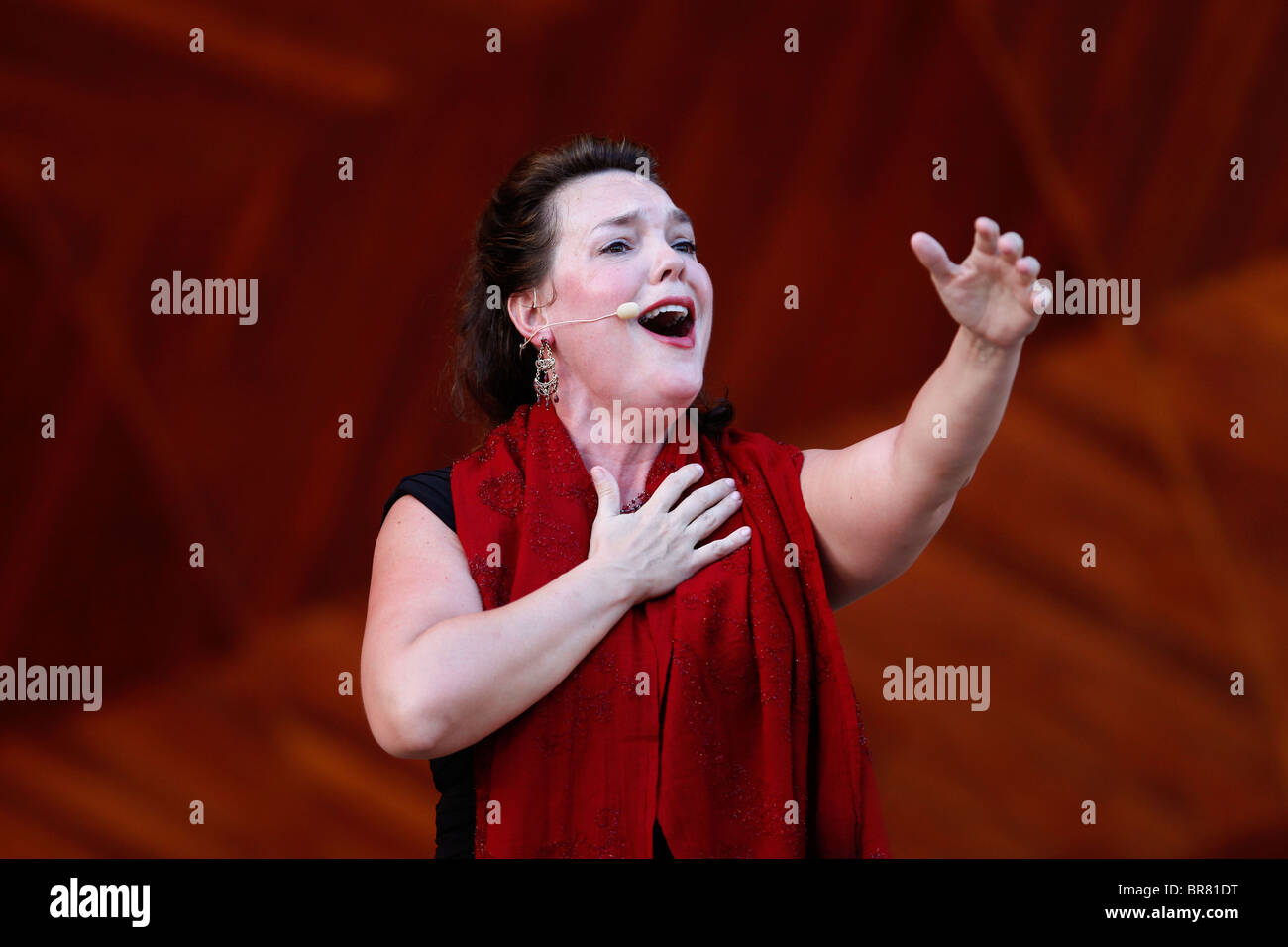 Jill Gardner effectue un air de Tosca avec le Boston Landmarks Orchestre du Hatch Shell à Boston Banque D'Images