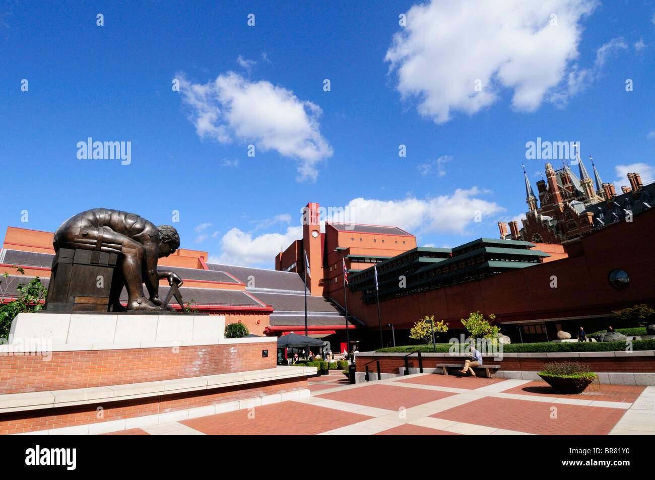 La British Library Cour avec statue de Isaac Newton, Euston Road, London, England, UK Banque D'Images