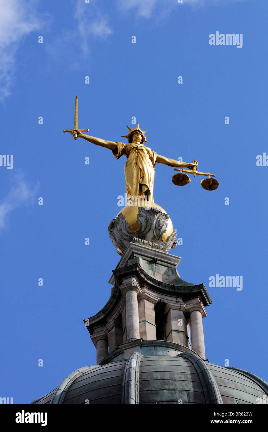 Dame Justice statue trônant au sommet de la Cour Criminelle Centrale, Old Bailey, London, England, UK Banque D'Images