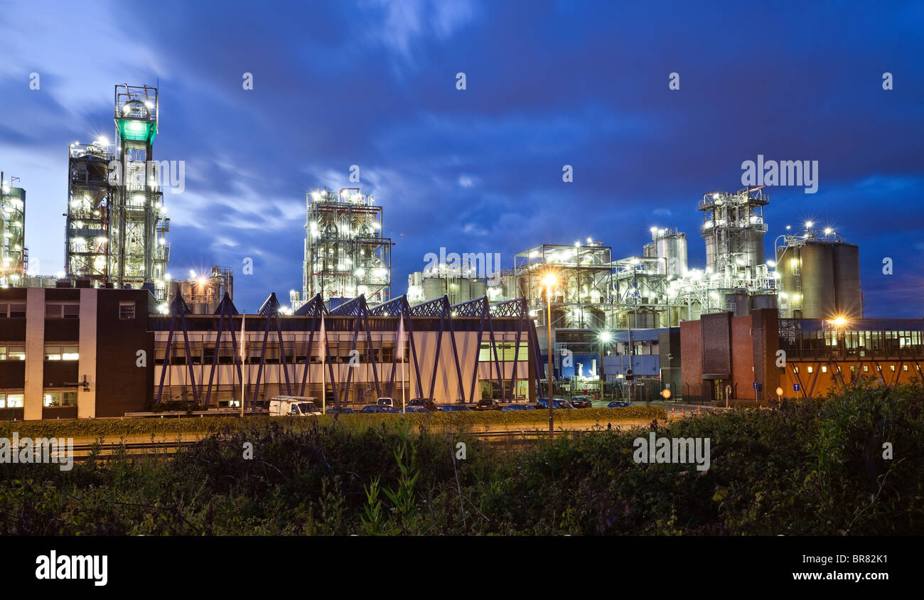 L'usine pétrochimique opérationnelle dans le crépuscule (port d'Anvers, Belgique) Banque D'Images