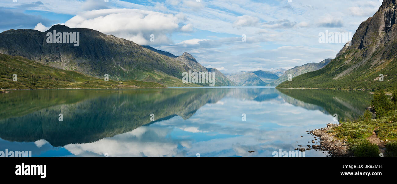 Reflet sur le lac Gjende, Gjendesheim, le parc national de Jotunheimen, Norvège Banque D'Images