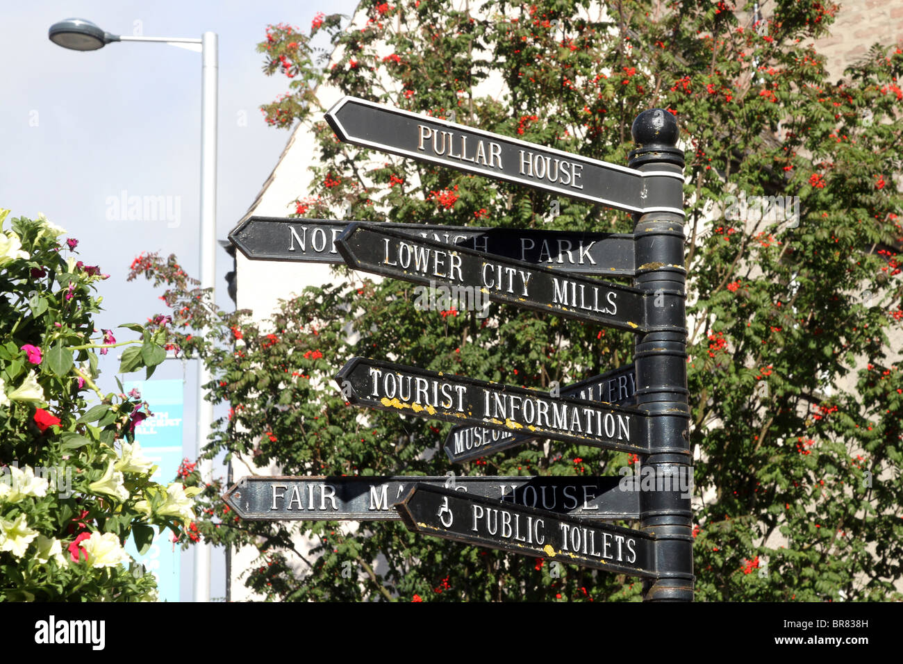 Les plaques de rue ou poteau de signalisation vers différentes