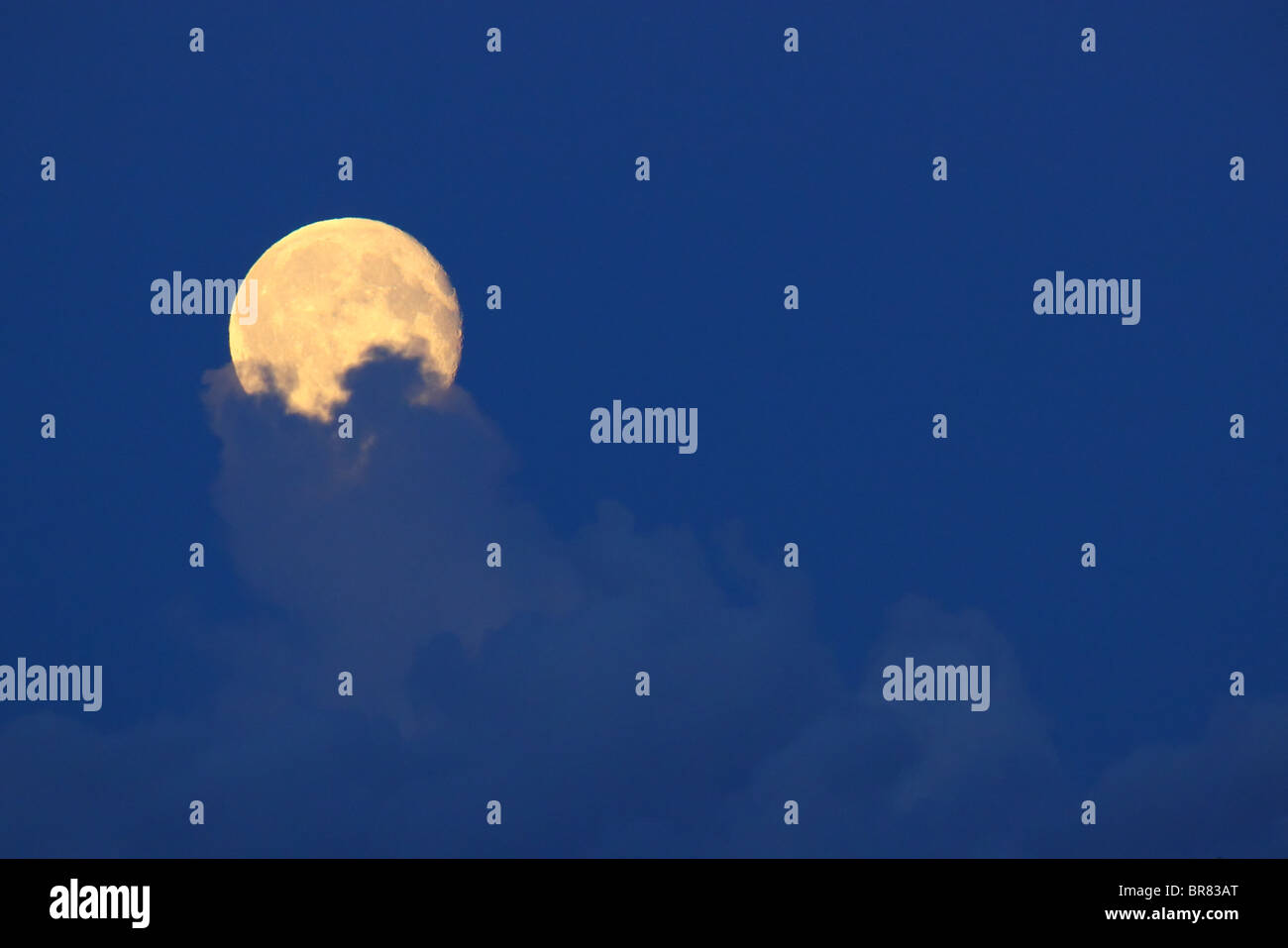 Pleine lune dans le ciel nocturne avec des nuages. Banque D'Images