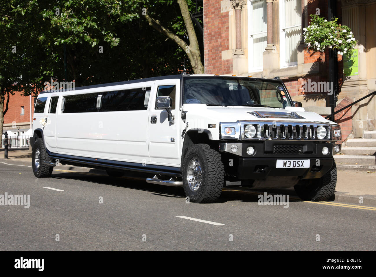 Une limousine Hummer sur une rue au Royaume-Uni. Banque D'Images