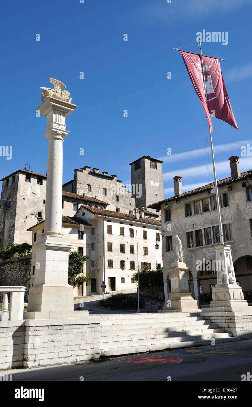 Les bâtiments historiques, la Piazza Maggiore, Feltre, Italie Banque D'Images