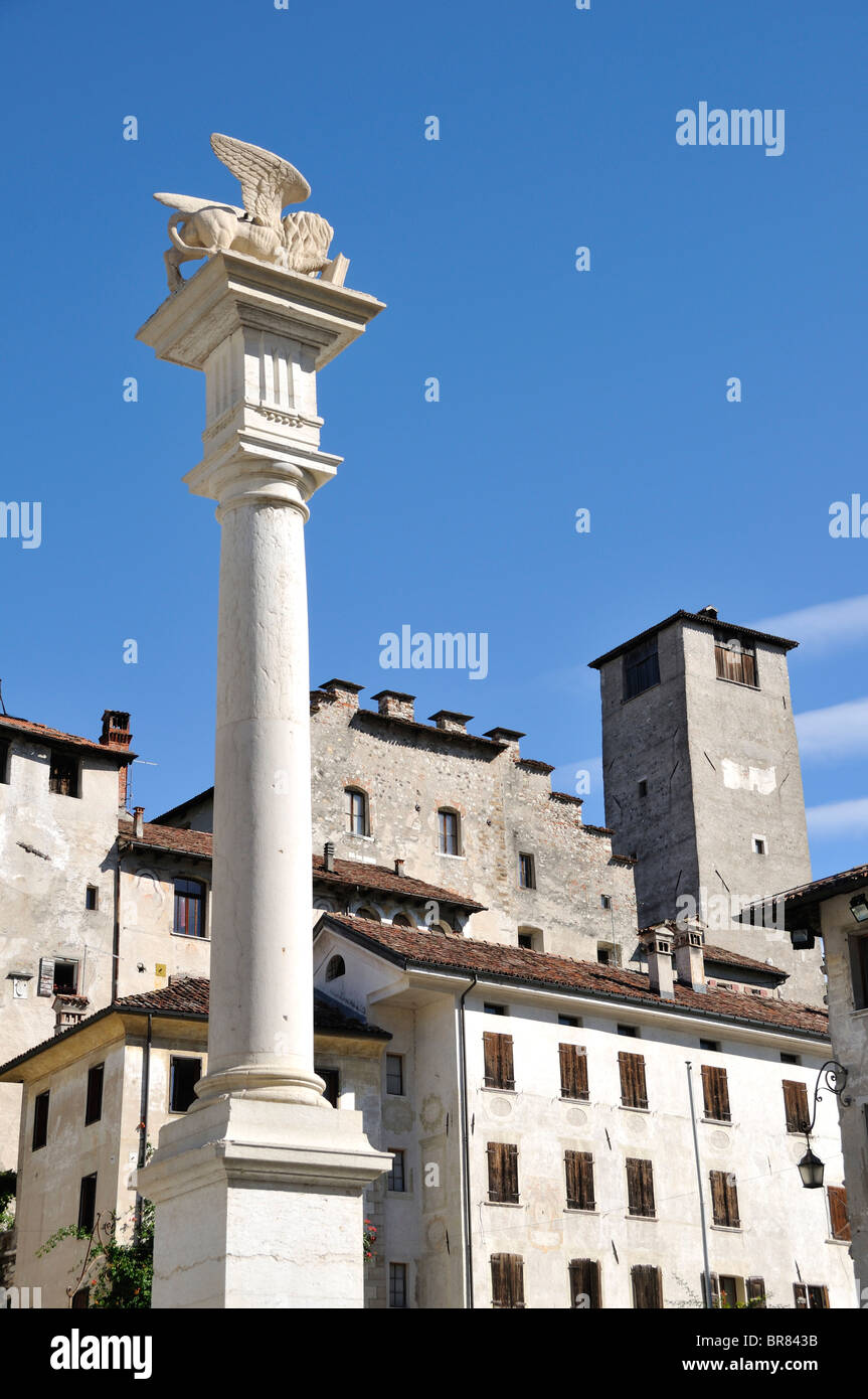 Les bâtiments historiques, la Piazza Maggiore, Feltre, Italie Banque D'Images