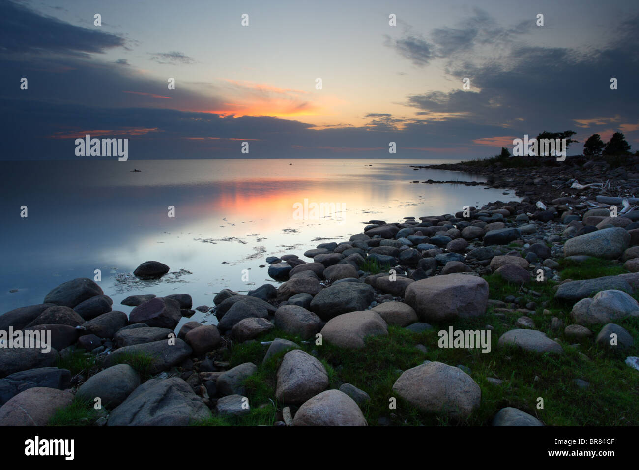 Coucher du soleil à côte de la mer Baltique. Harjumaa Estonie, Banque D'Images