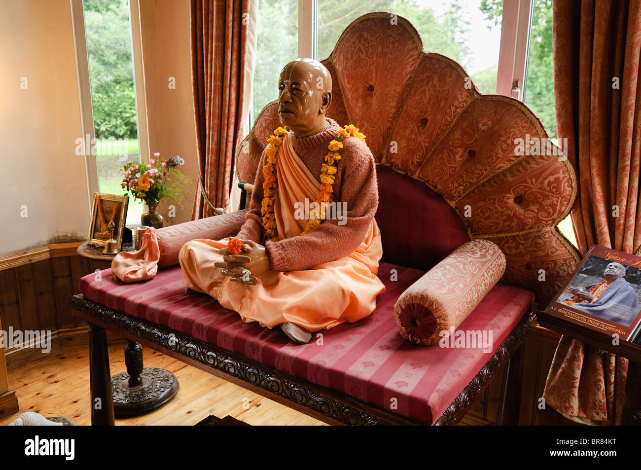 Statue de AC Bhaktivedanta Swami Prabhupada, fondateur de le mouvement Hare Krishna, dans une salle du temple. Banque D'Images