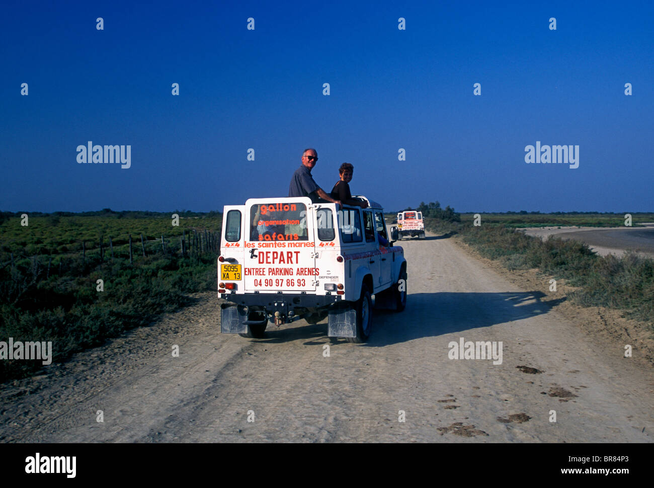 Les Français, les touristes, la nature, safari en jeep, visite guidée, groupe touristique, en vacances, en vacances, la Camargue, Bouches-du-Rhône, France, Europe Banque D'Images