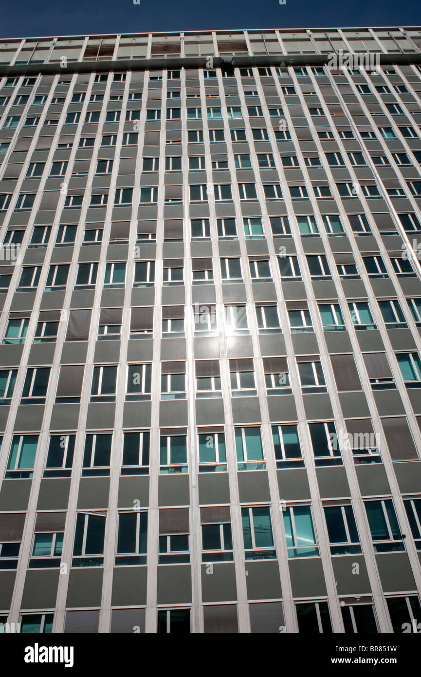 Paris, France, immeuble Montparnasse quartier, détail façade acier et verre, fenêtre de bureau, conception de bâtiment 1960s Banque D'Images