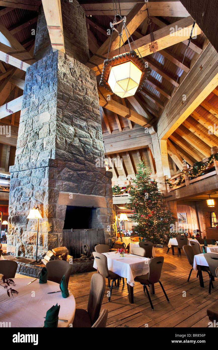 Ensemble de salle à manger pour le dîner de Noël et une cheminée en pierre à Timberline Lodge. Oregon Banque D'Images