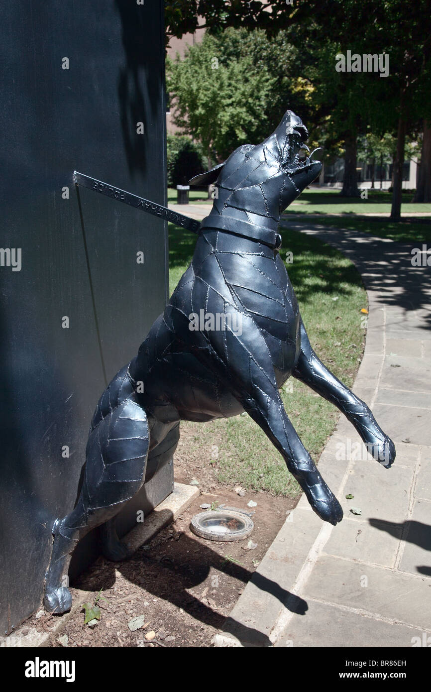 La statue d'un chien d'attaque de la police dans la région de Kelly Ingram Park Banque D'Images