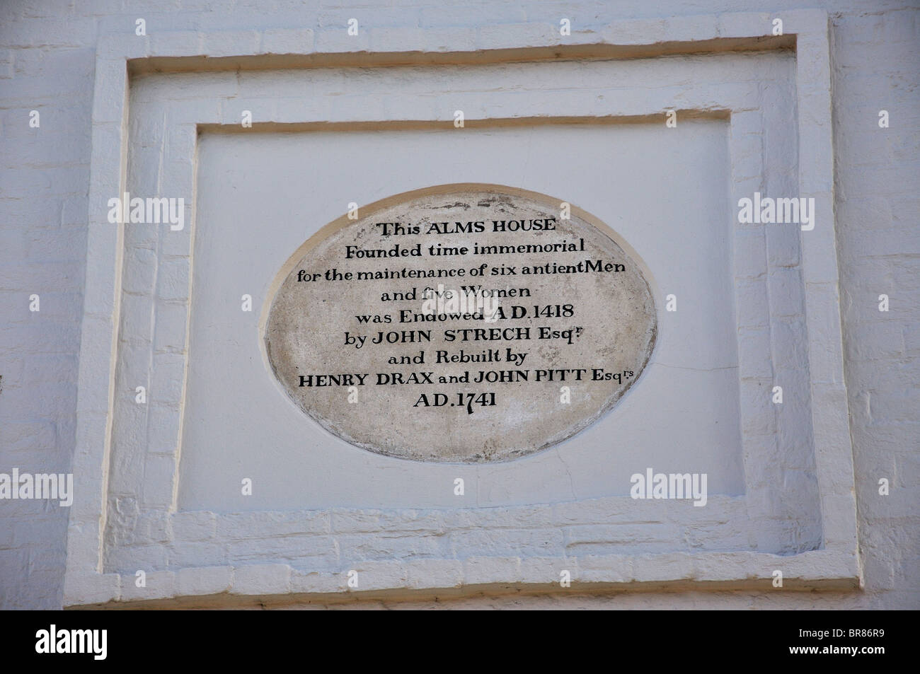 15e siècle plaque de la fondation hospices, East Street, Wareham, Dorset, Angleterre, Royaume-Uni Banque D'Images