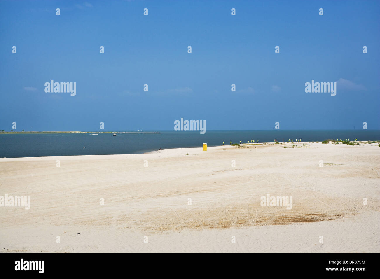 Le nettoyage des déversements de pétrole les équipes travaillent sur les plages de sable blanc le long de la Côte du Golfe. Banque D'Images