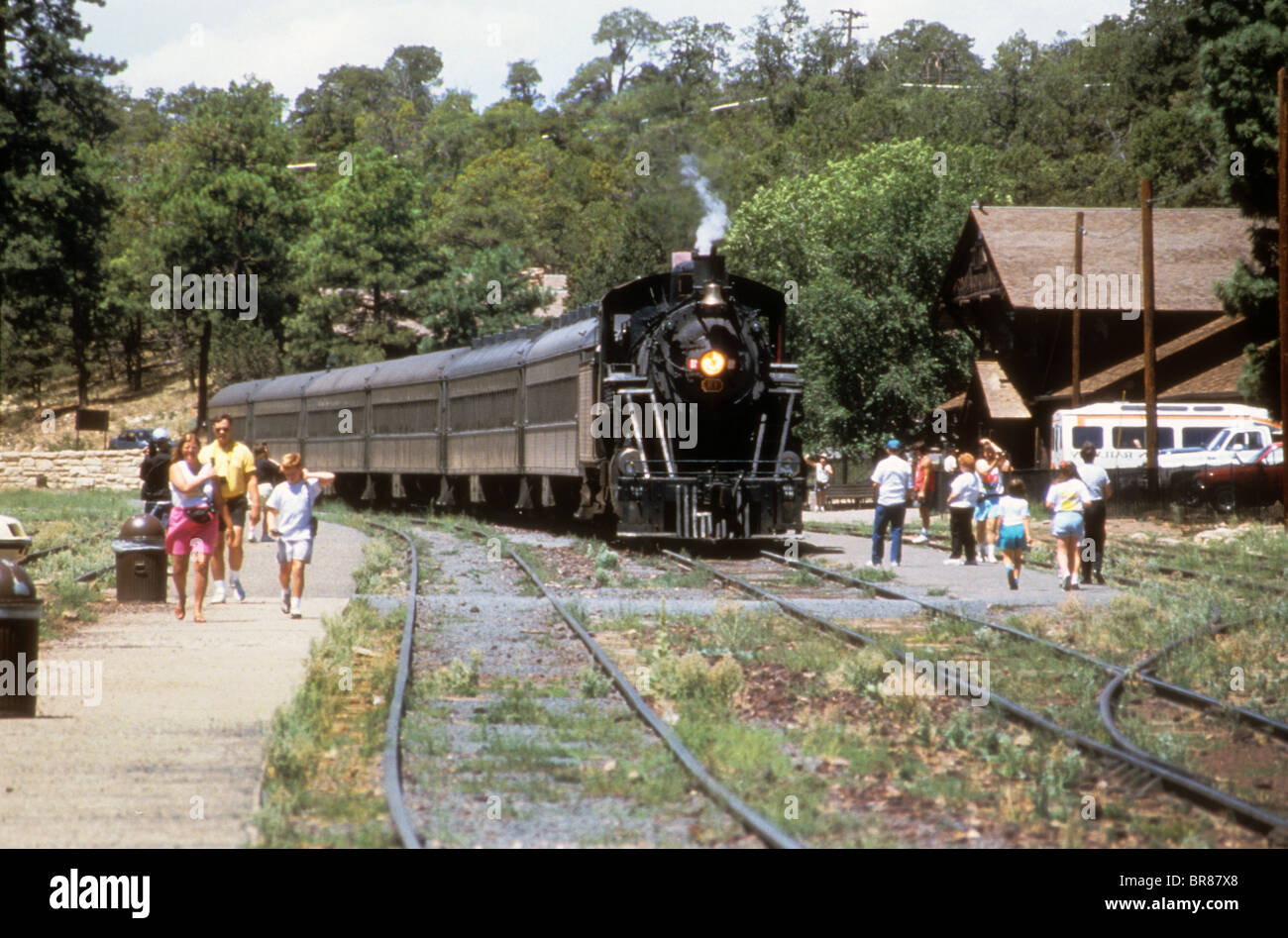 Train à vapeur arrivent Grand Canyon West Rim Williams Arizona trip ride cowboy old west reenactment holdup organisé Banque D'Images