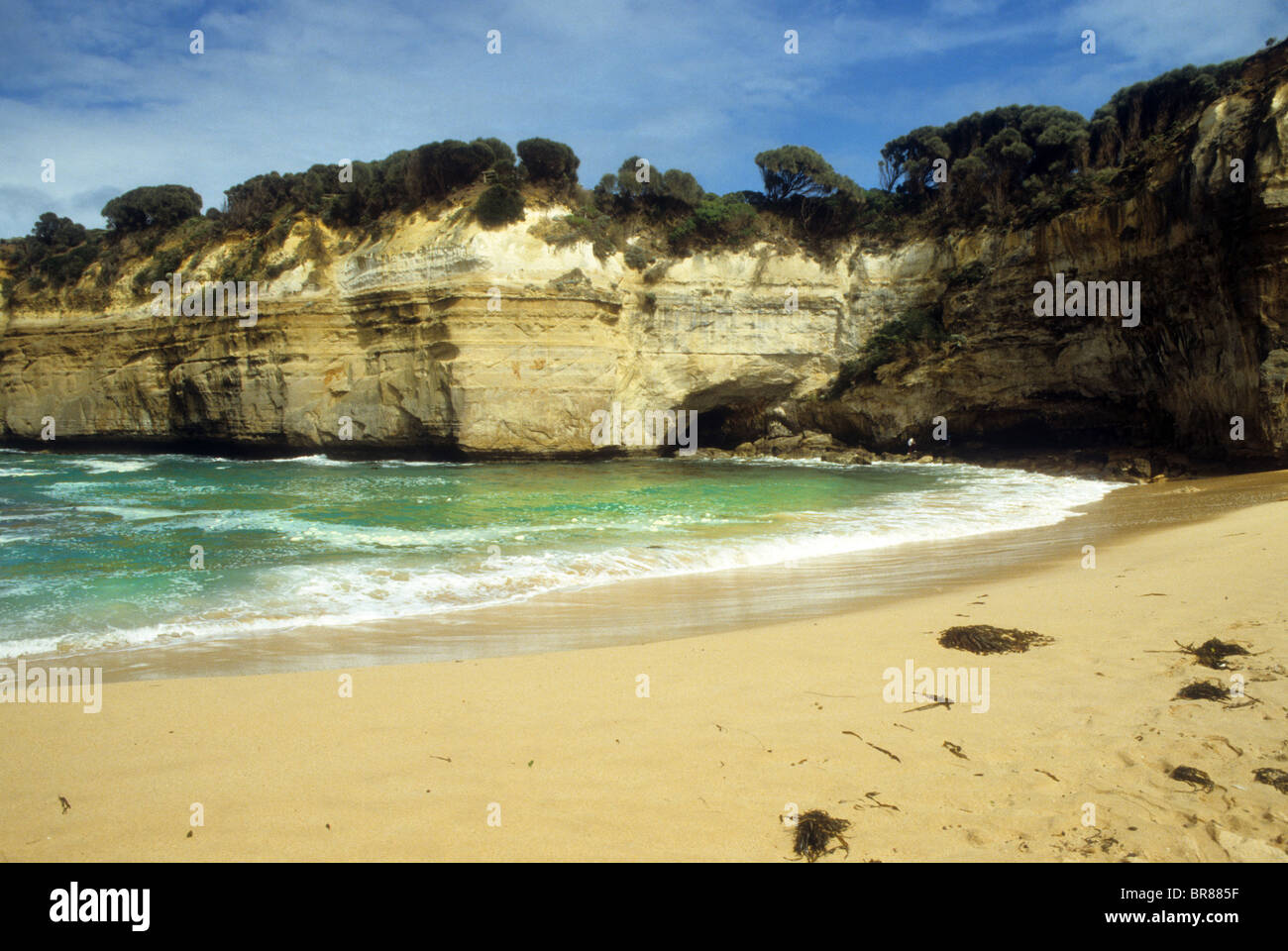 Plage sur Great Ocean Road, près de Melbourne, Australie Douze Apôtres caractéristiques naturelles de grès mer falaise troglodyte Banque D'Images